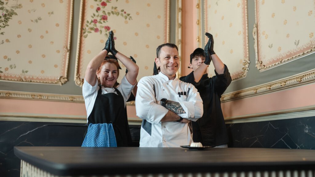 Beitragsbild – Mitarbeiter beklatschen den Küchenchef