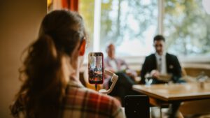Beitragsbild – Frau mit Handy bei Videoaufnahme